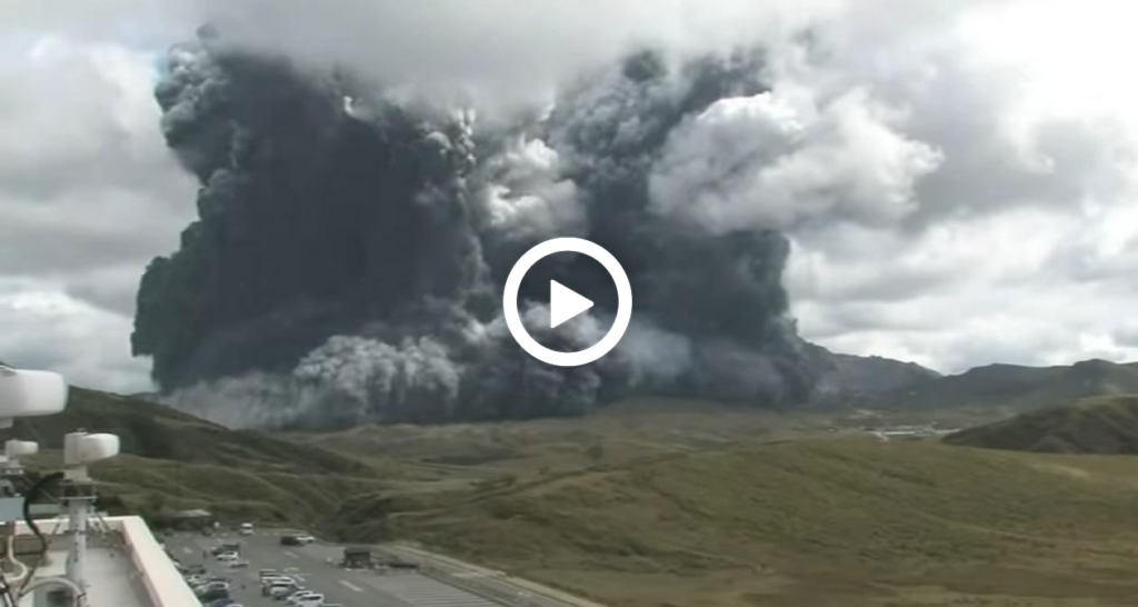 Il Vulcano Attivo Pi Grande Del Giappone Il Monte Aso Erutta Video