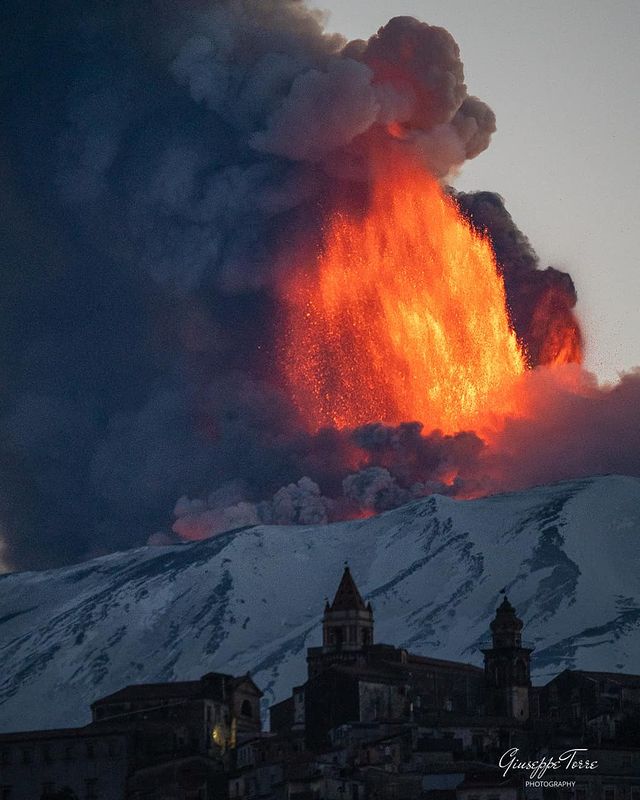 Sicilia: forte eruzione in corso sull'Etna.
