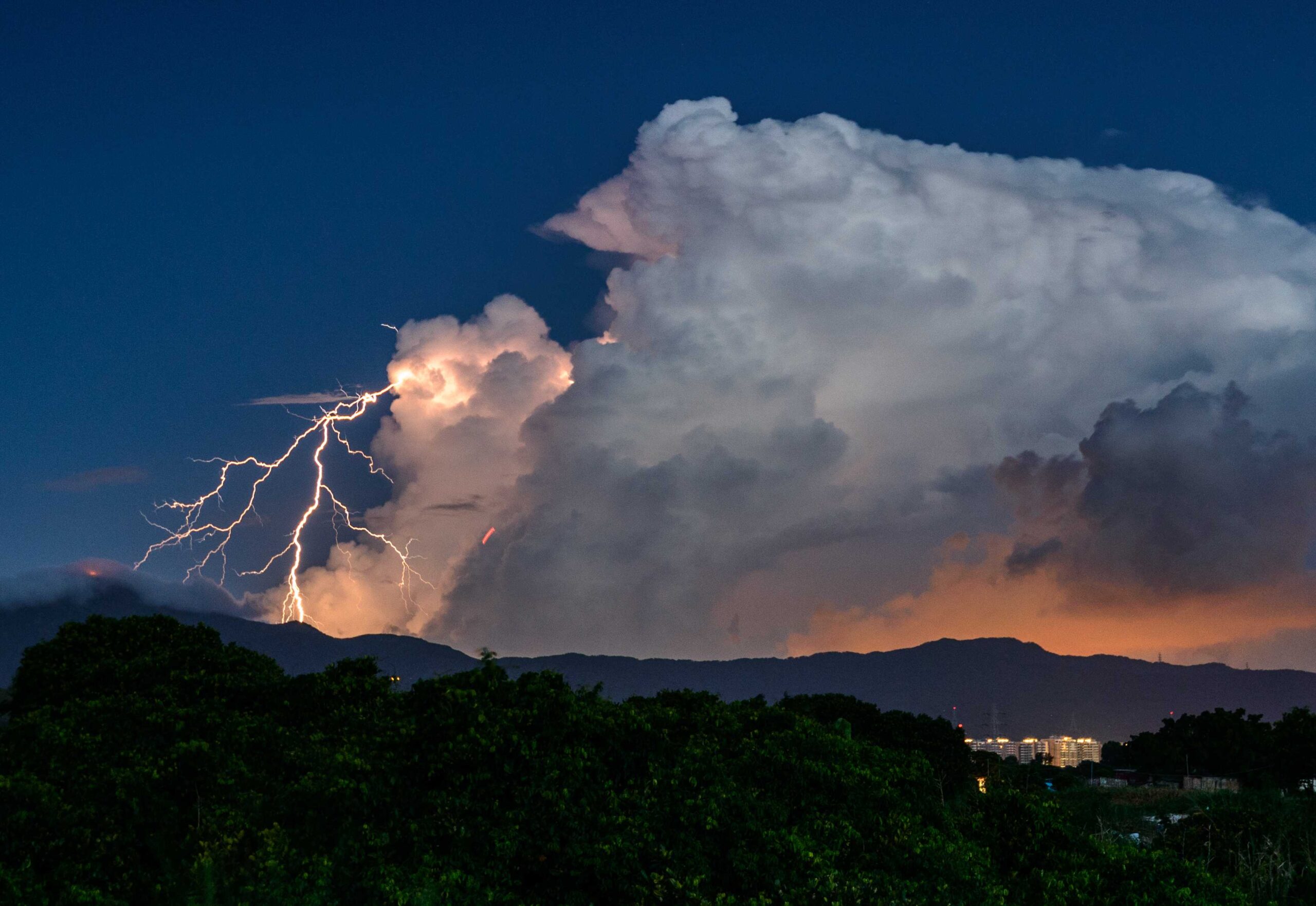 Meteo Caltanissetta: domani martedì 22 Agosto deboli temporali.