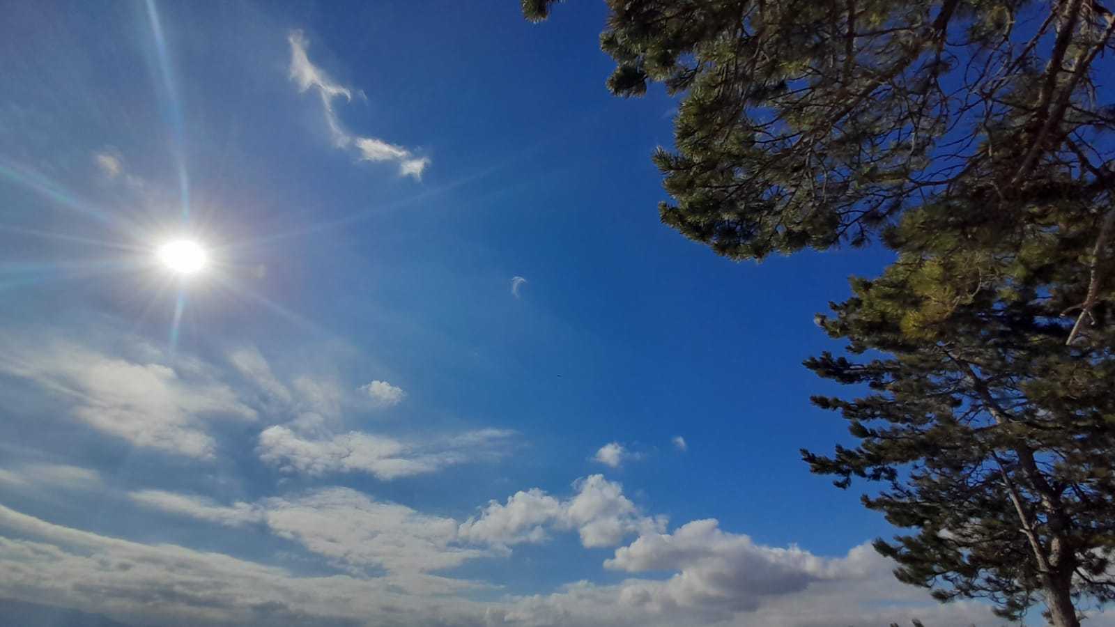 Meteo Palermo: domani mercoledì 17 Gennaio sereno con qualche nube, previste forti raffiche di vento.